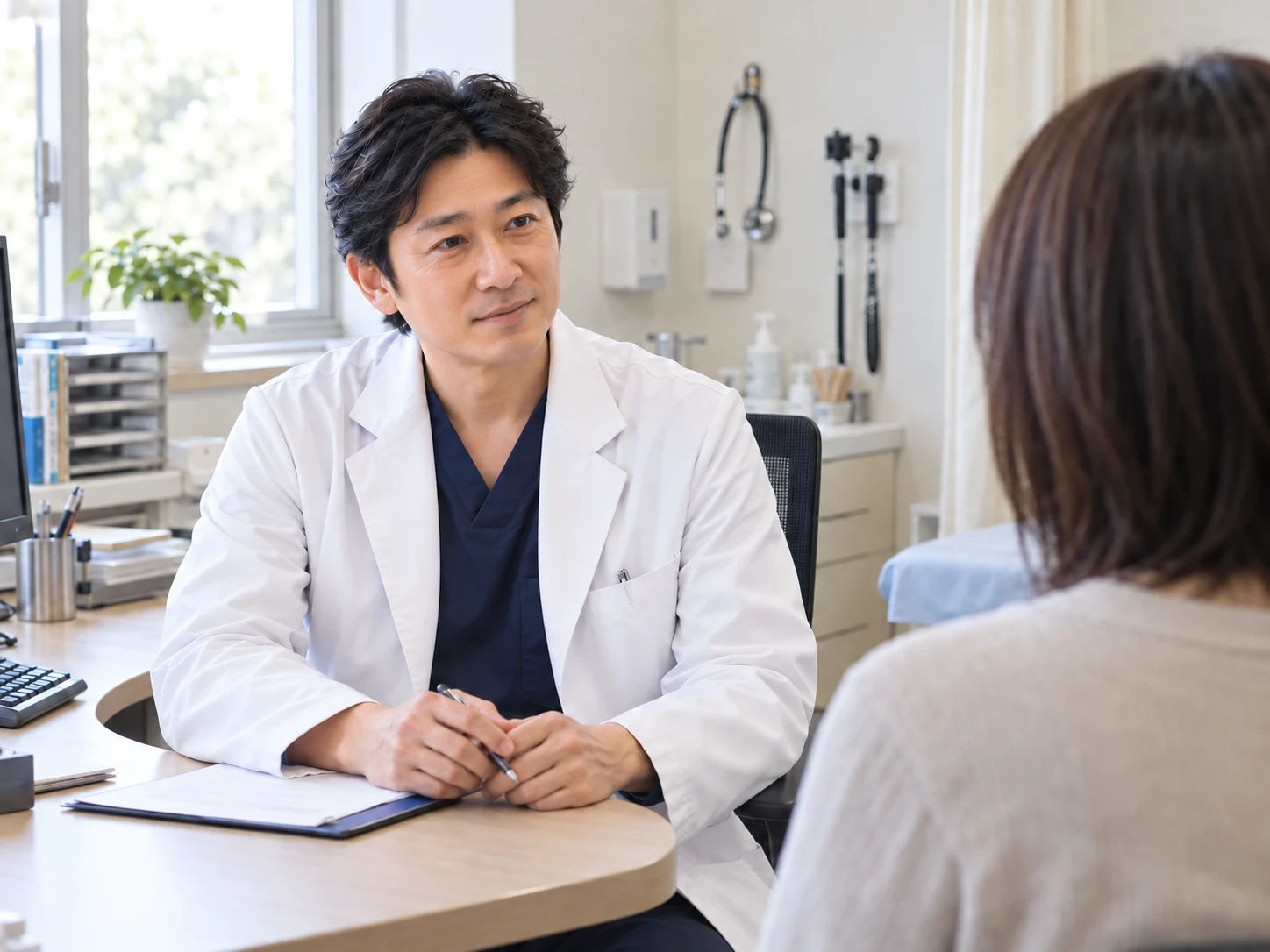 清潔な診察室で患者さんと向き合う医師